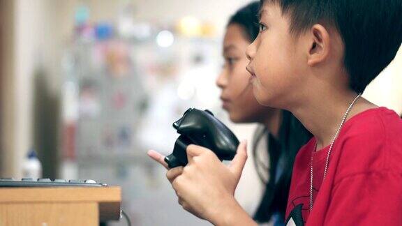 玩电子游戏的孩子专注于游戏控制器