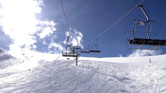 航拍阿尔卑斯山脉上的滑雪缆车