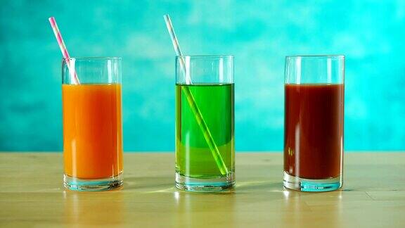 橙汁苹果汁和番茄汁灌装饮用杯