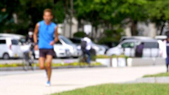 男性跑步者在公园做慢动作训练