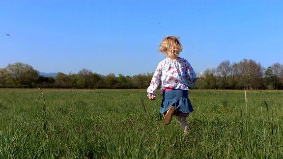 HD超级慢动作:小女孩在草地上奔跑