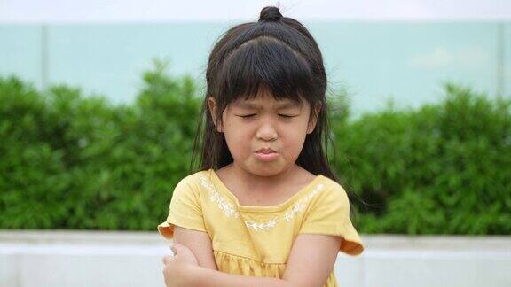 白色孤立背景下的亚洲愤怒和悲伤的小女孩肖像一个孩子发脾气和疯狂时的情绪暴躁情绪的表达儿童情绪控制概念