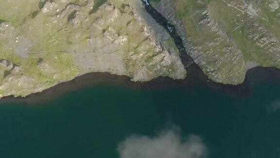 无人机拍摄的瑞士阿尔卑斯山的一条河