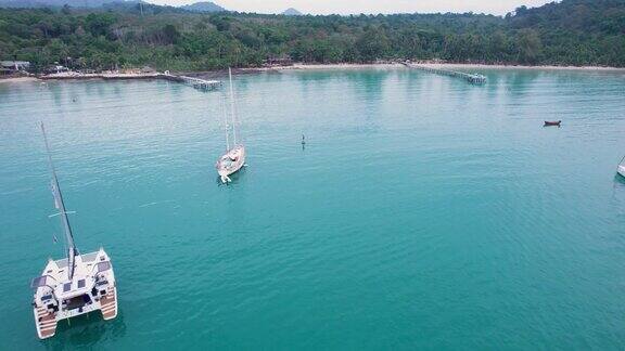 美丽的KohKood岛在热带海域和游客玩水上活动在夏天观光船