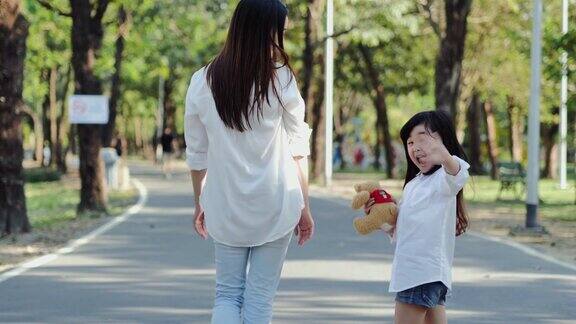 快乐的家庭在夏天的自然散步日落时分一个女人和她可爱的小女儿在户外玩耍放松的育儿