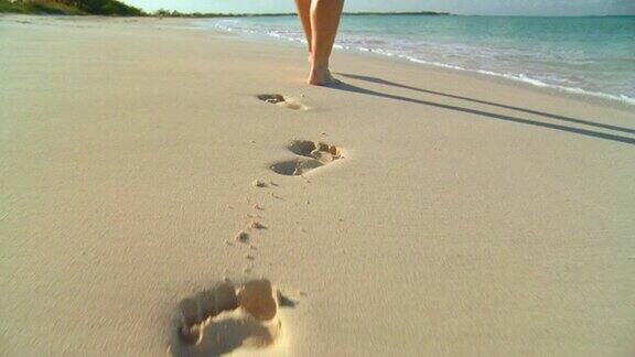 女性 在沙滩赤脚行走特写