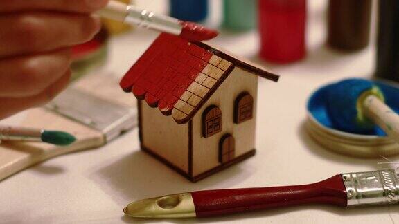 DIY:粉刷小木屋的屋顶