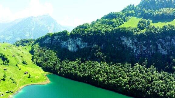 瑞士阿尔卑斯山全景西里斯堡是瑞士乌里州村庄下面的一个湖湖泊面积约18公顷长700至800米宽350米深37米电影的无人机视频