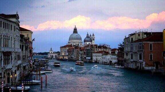 日落时分威尼斯著名的大运河和圣玛丽亚德拉敬礼大教堂