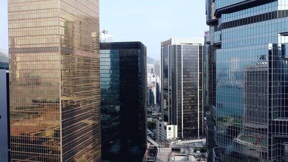 香港市区鸟瞰图亚洲智慧城市的金融区和商业中心摩天大楼和高层建筑的俯视图