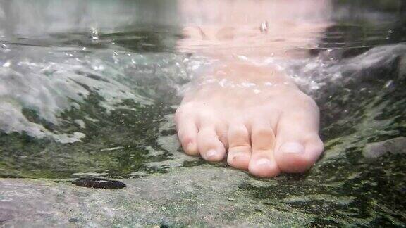 女人光着脚在水里走