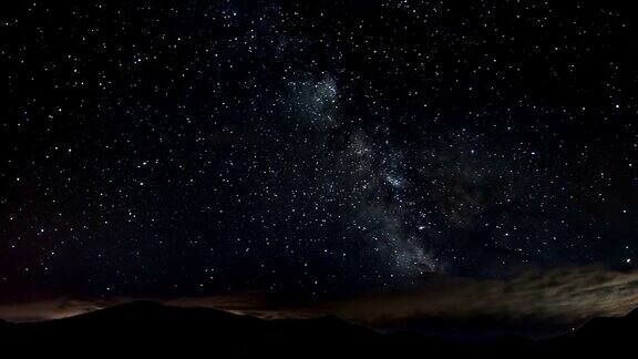 星星在夜空中移动越过山脉银河系天文学