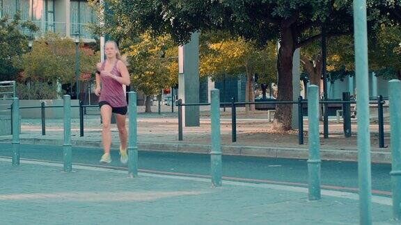 在城市里慢跑的女人