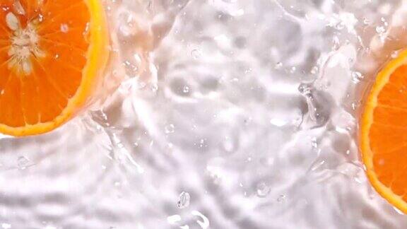 超级慢动作:橙子片落在水面上溅起水花