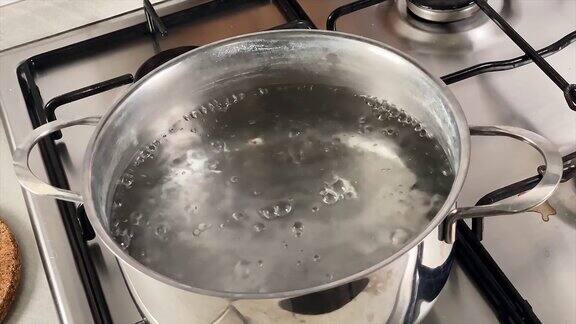 厨房平底锅里的水烧开的时间
