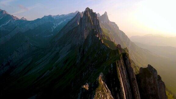 瑞士内罗登阿彭策尔是阿尔卑斯山脉阿彭策尔中雄伟的舍弗勒峰的陡峭山脊