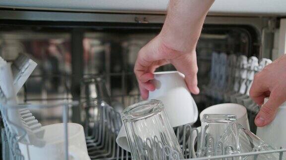 用洗碗机清洗杯子和杯子