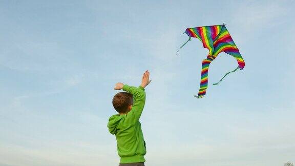 一个男孩正在放风筝日落4k