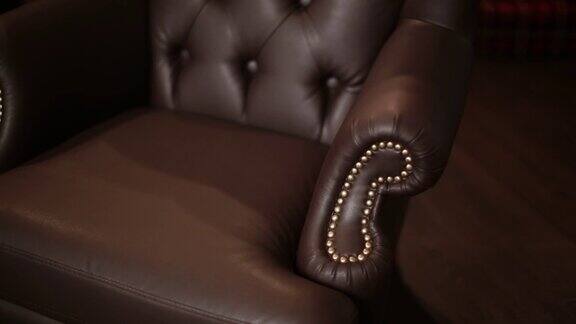 优雅的饱和光泽的金色皮革沙发椅棕色皮革背景
