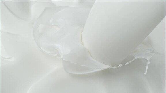 奶油牛奶溅入螺旋状的冰淇淋混合物中