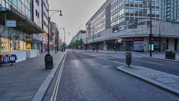 沿着英国伦敦市中心的牛津街(OxfordStreet)黄昏时分人潮稀少交通繁忙