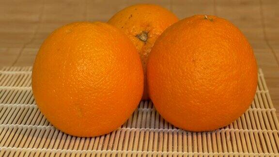 厨房桌子上的橘子