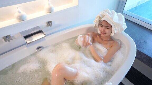 4K视频女人在浴缸里洗澡玩泡泡