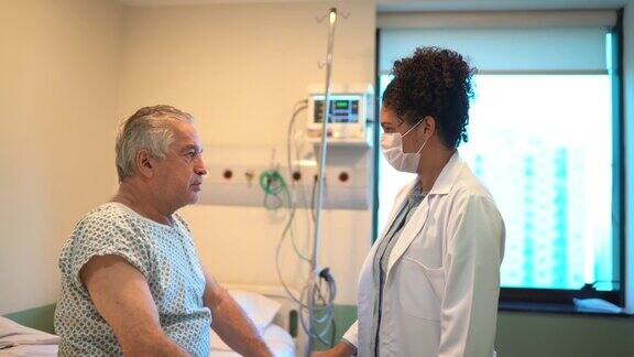 医生和病人在病房里戴口罩