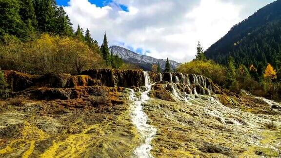 中国四川美丽的自然钙化池黄龙山