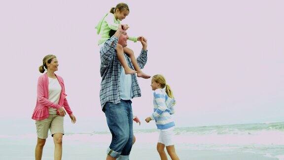 白种人家庭休闲服饰一起玩海滩