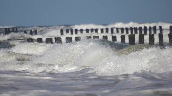 风暴慢动期间波罗的海的巨浪和防波堤柱