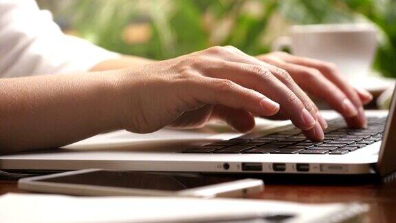 这是女性手指在笔记本电脑上按按钮和打字的滑动照片在家在线工作的女人UHD