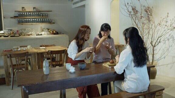 三个中国女人在一起喝茶