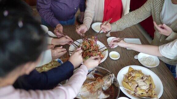 亚洲华人家庭用传统食物庆祝中国新年前夕楼继伟在团圆饭上唱歌