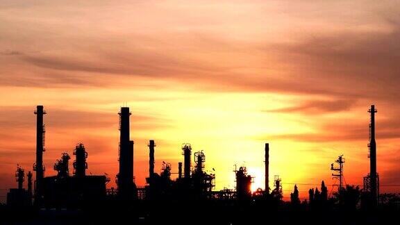 炼油厂在日出时工作时间流逝
