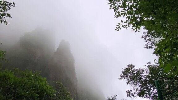 中国安徽雨中的黄山