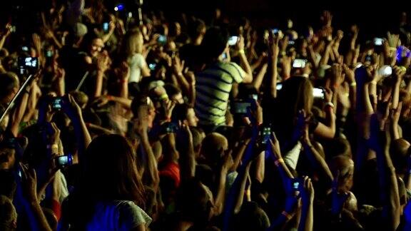 人们在摇滚音乐会上用智能手机