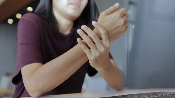 亚洲女性工作时手腕疼痛