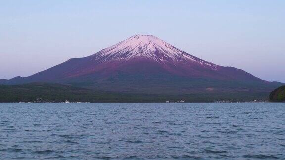 日本山梨县山中湖富士山上的日出晨光