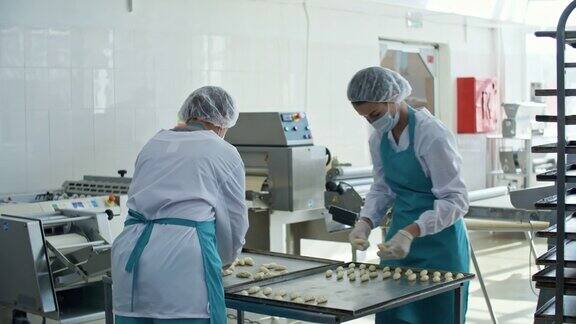 女工在工厂制作牛角面包