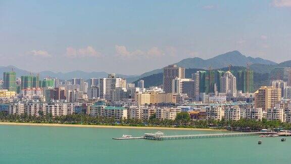 阳光明媚的一天三亚市海滩湾酒店屋顶全景4k时间推移海南岛中国