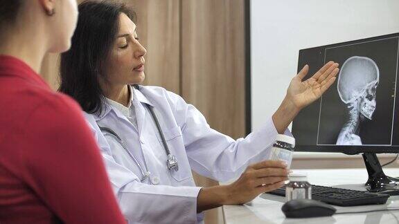 医生在电脑显示器上用x光图像与病人交谈