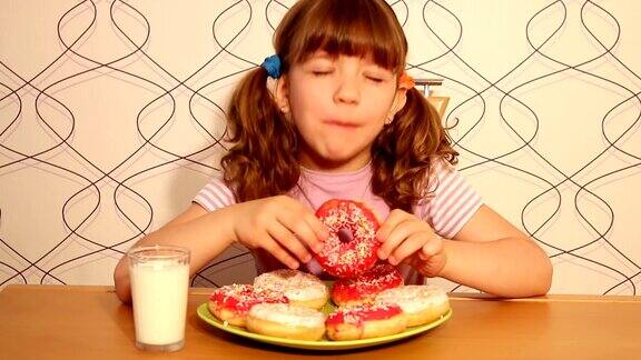 小女孩在吃甜甜圈