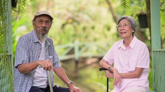 老亚洲夫妇在花园里
