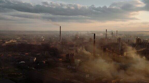 无人机拍摄工业区的管道和烟雾空气污染