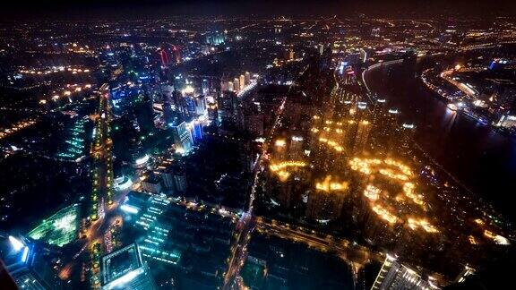 夜晚上海的全景、建筑和交通时光流逝