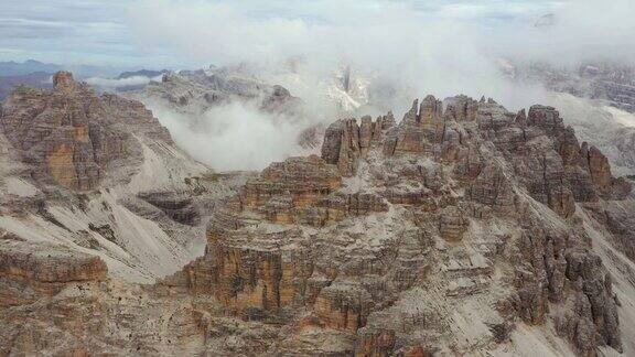 鸟瞰图飞越意大利拉瓦雷多山脉的白云石山脉