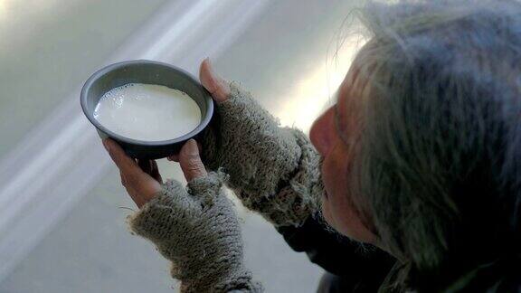 免费的汤在一碗乞丐和长柄勺做志愿者给予