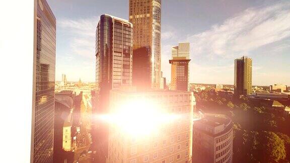 阳光反射在摩天大楼的玻璃幕墙上