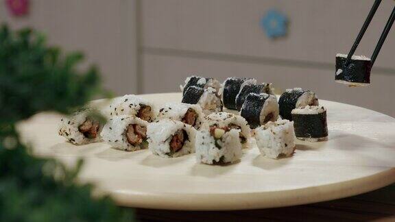 寿司卷集鱼和鸡肉寿司日本食物